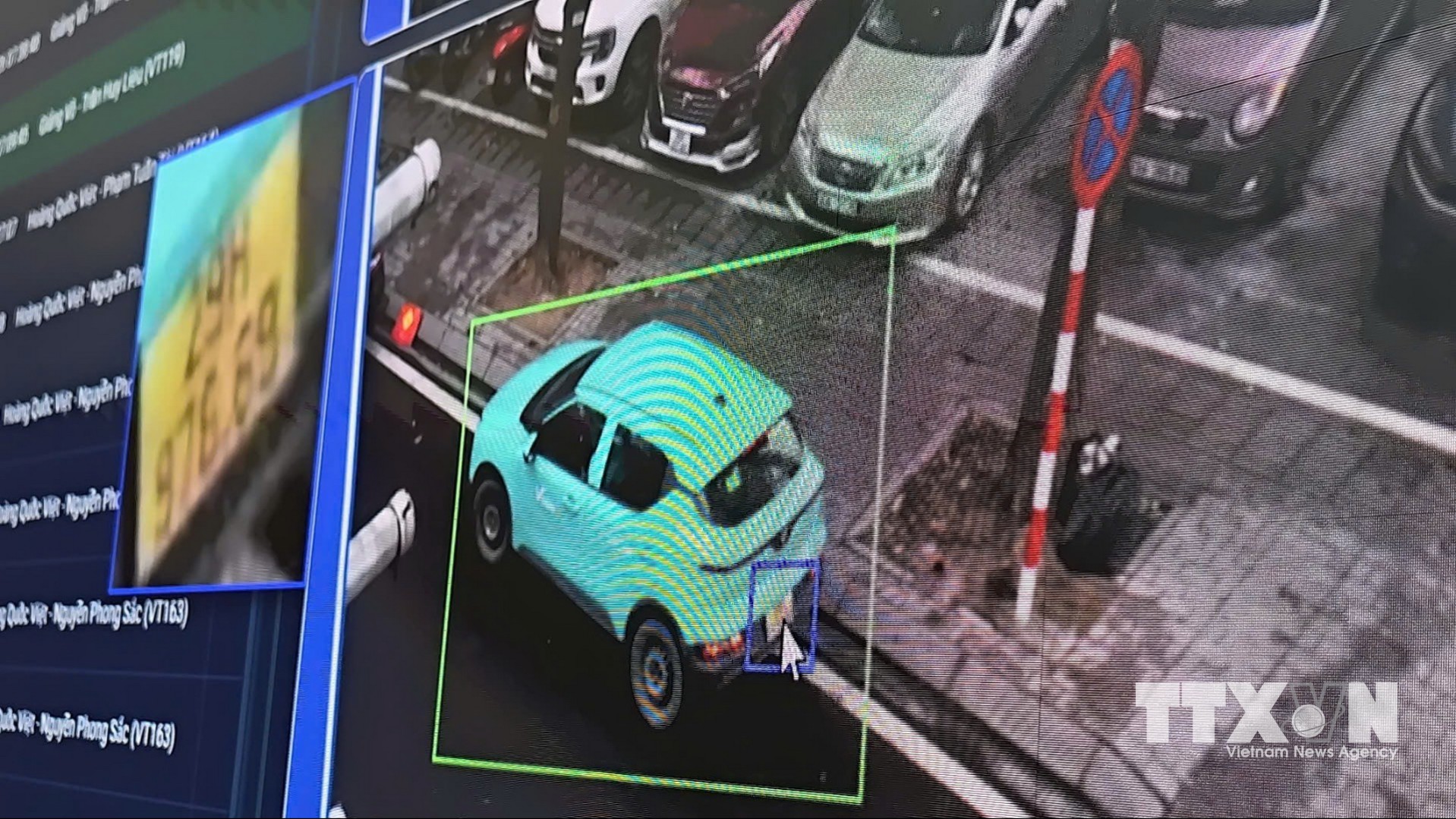 Từ việc ứng dụng hệ thống camera trí tuệ nhân tạo (AI) trong giám sát và xử lý vi phạm, Hà Nội đang từng bước cụ thể hóa tinh thần Nghị quyết số 57-NQ/TW của Bộ Chính trị về "đột phá phát triển khoa học, công nghệ, đổi mới sáng tạo và chuyển đổi số quốc gia" vào thực tiễn quản lý đô thị. (Ảnh: Hùng Mạnh/TTXVN)